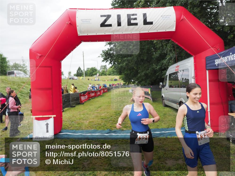 21.06.2025 - 27. Vierlanden-Triathlon MichiJ http://msf.ph/oto/8051576 15.06.2026 15:28:57 Ziel 1321, 1326, 1358 meine-sportfotos.de