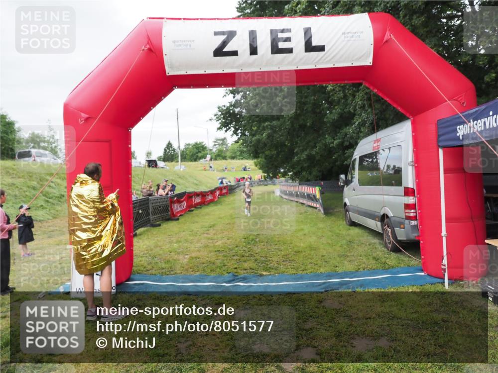 21.06.2025 - 27. Vierlanden-Triathlon MichiJ http://msf.ph/oto/8051577 15.06.2026 15:30:24 Ziel 1351 meine-sportfotos.de