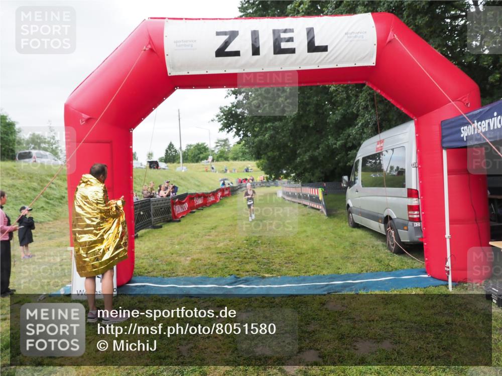 21.06.2025 - 27. Vierlanden-Triathlon MichiJ http://msf.ph/oto/8051580 15.06.2026 15:30:24 Ziel 1351 meine-sportfotos.de