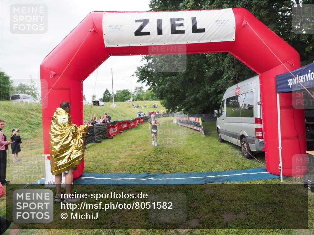 21.06.2025 - 27. Vierlanden-Triathlon MichiJ http://msf.ph/oto/8051582 15.06.2026 15:30:25 Ziel 1351 meine-sportfotos.de