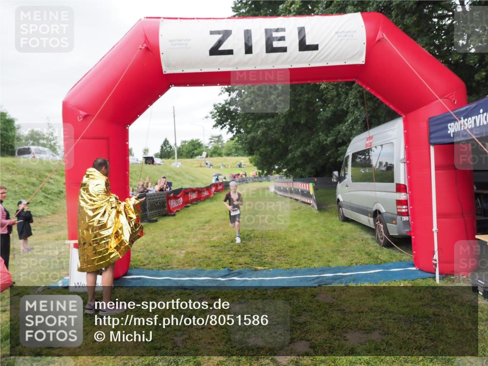 21.06.2025 - 27. Vierlanden-Triathlon MichiJ http://msf.ph/oto/8051586 15.06.2026 15:30:26 Ziel 1351 meine-sportfotos.de