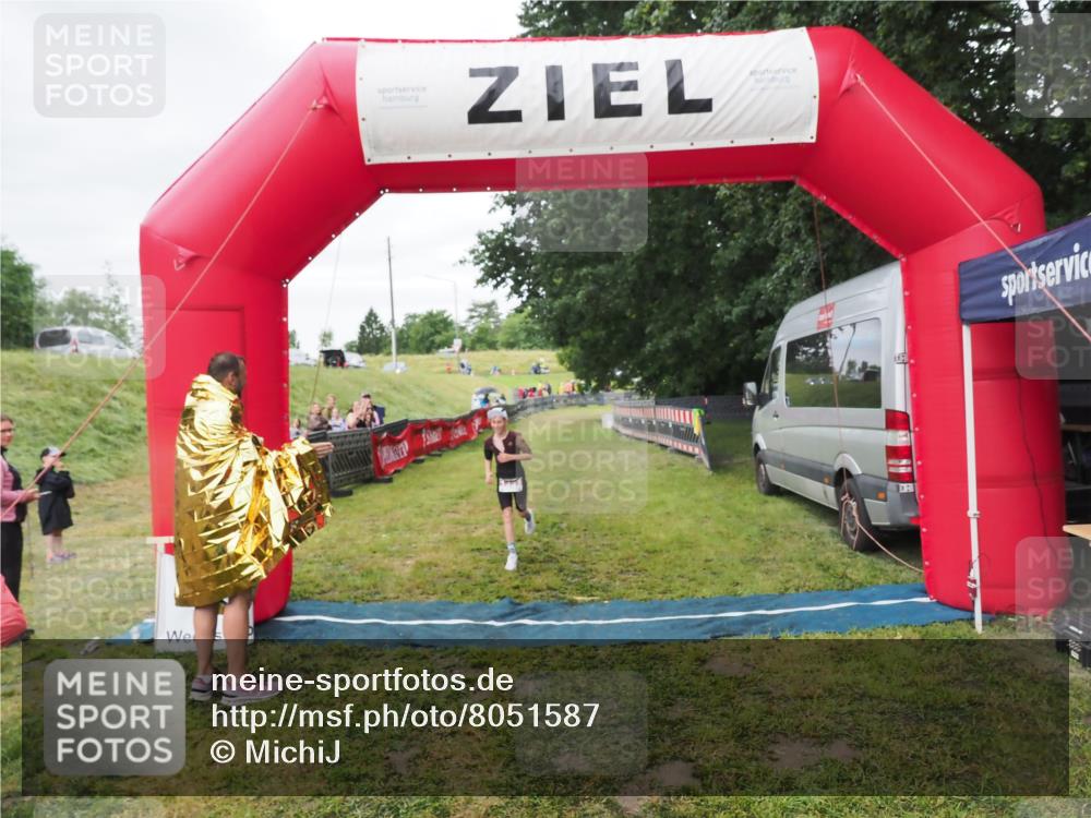 21.06.2025 - 27. Vierlanden-Triathlon MichiJ http://msf.ph/oto/8051587 15.06.2026 15:30:26 Ziel 1351 meine-sportfotos.de