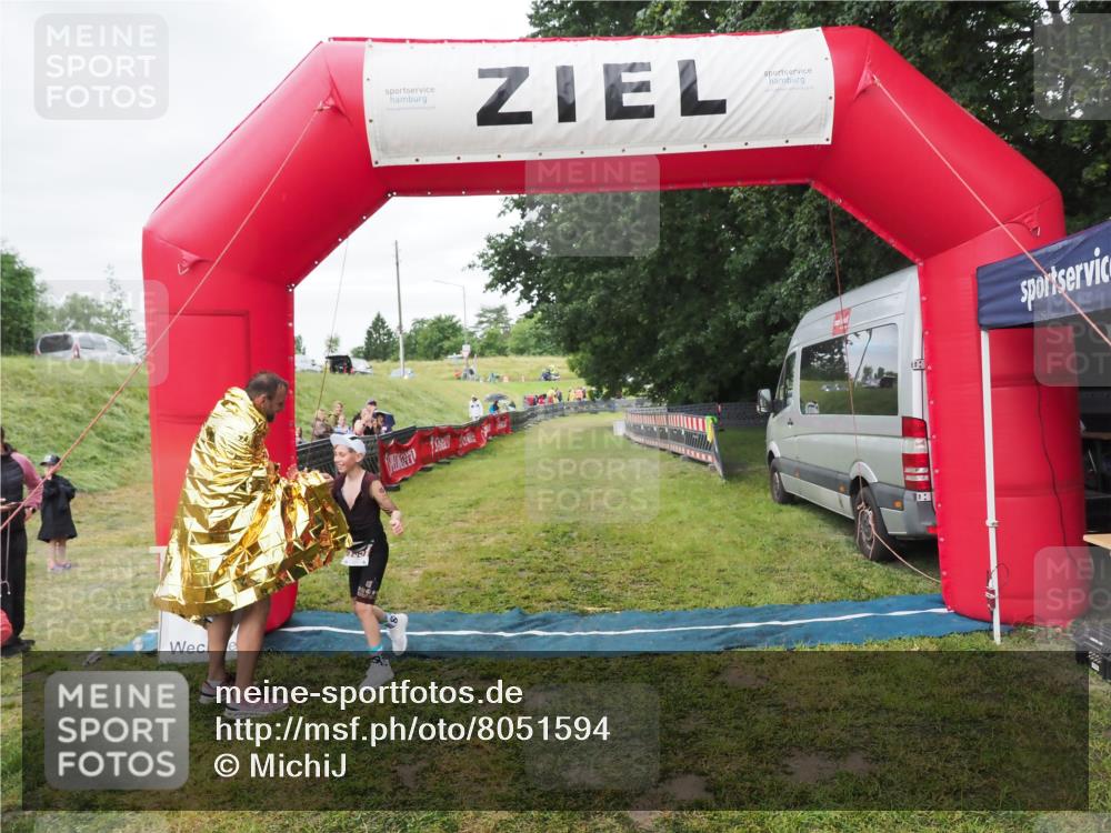 21.06.2025 - 27. Vierlanden-Triathlon MichiJ http://msf.ph/oto/8051594 15.06.2026 15:30:27 Ziel 1351 meine-sportfotos.de