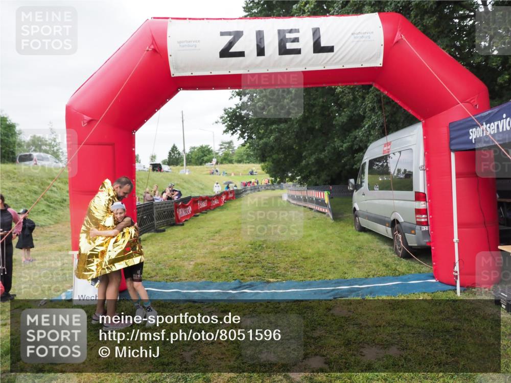 21.06.2025 - 27. Vierlanden-Triathlon MichiJ http://msf.ph/oto/8051596 15.06.2026 15:30:28 Ziel 1351 meine-sportfotos.de