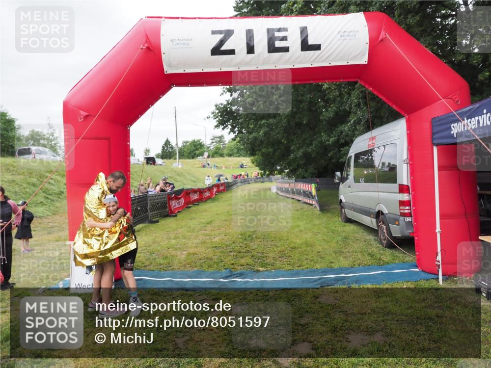21.06.2025 - 27. Vierlanden-Triathlon MichiJ http://msf.ph/oto/8051597 15.06.2026 15:30:28 Ziel 1351 meine-sportfotos.de