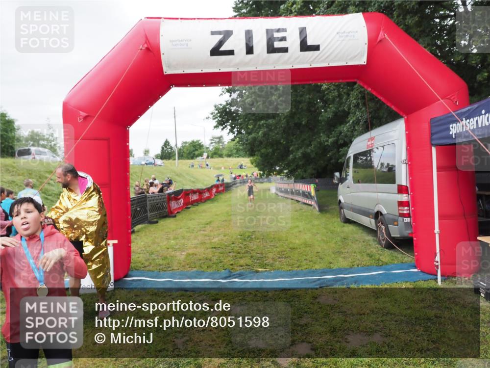 21.06.2025 - 27. Vierlanden-Triathlon MichiJ http://msf.ph/oto/8051598 15.06.2026 15:30:38 Ziel 1319 meine-sportfotos.de