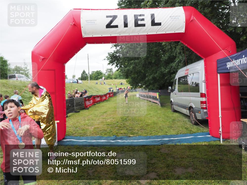 21.06.2025 - 27. Vierlanden-Triathlon MichiJ http://msf.ph/oto/8051599 15.06.2026 15:30:38 Ziel 1319 meine-sportfotos.de