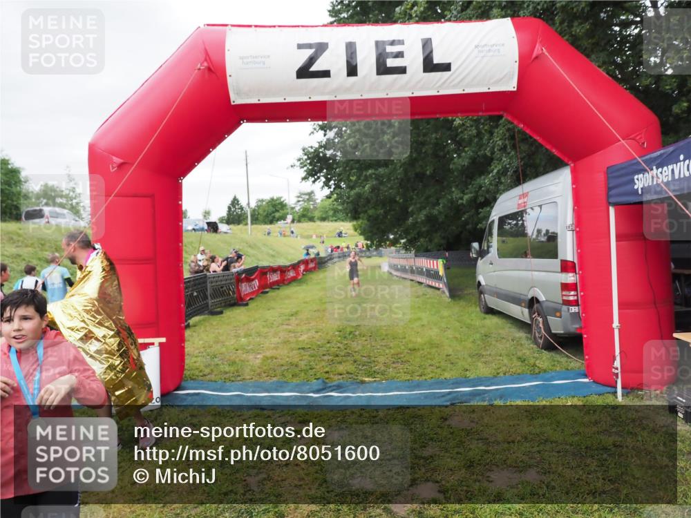 21.06.2025 - 27. Vierlanden-Triathlon MichiJ http://msf.ph/oto/8051600 15.06.2026 15:30:39 Ziel 1319 meine-sportfotos.de