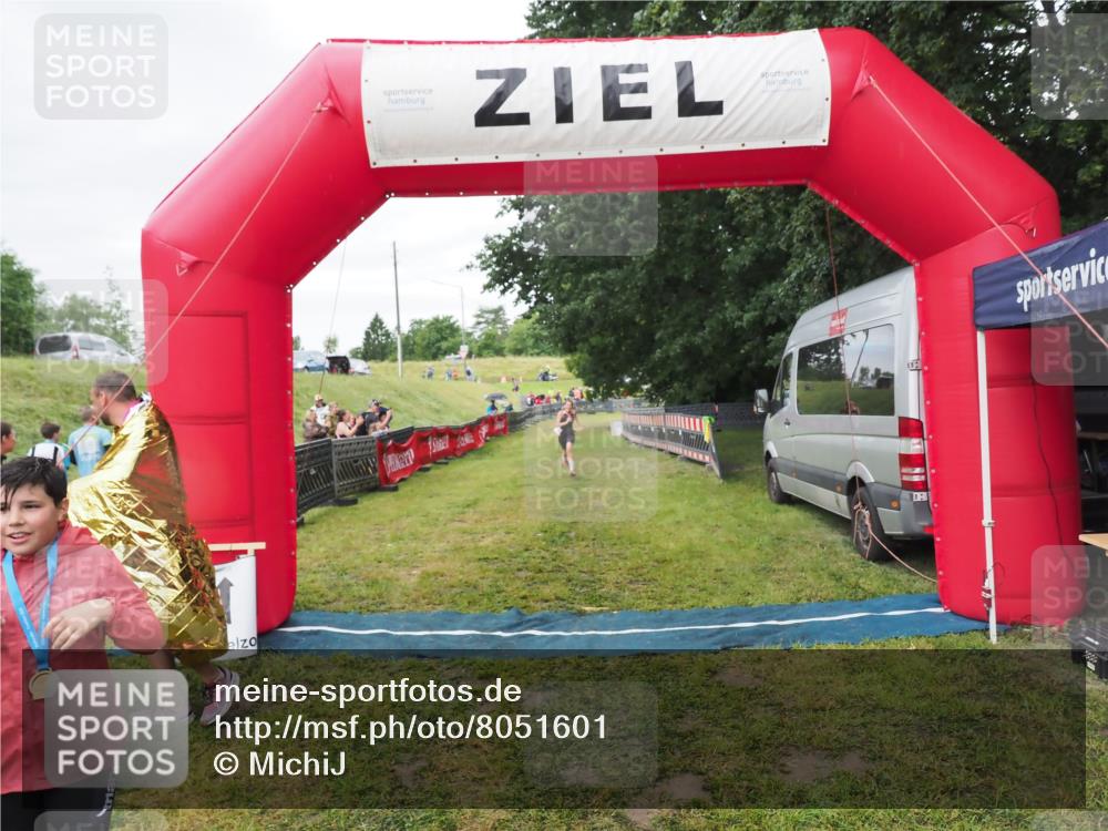 21.06.2025 - 27. Vierlanden-Triathlon MichiJ http://msf.ph/oto/8051601 15.06.2026 15:30:39 Ziel 1319 meine-sportfotos.de