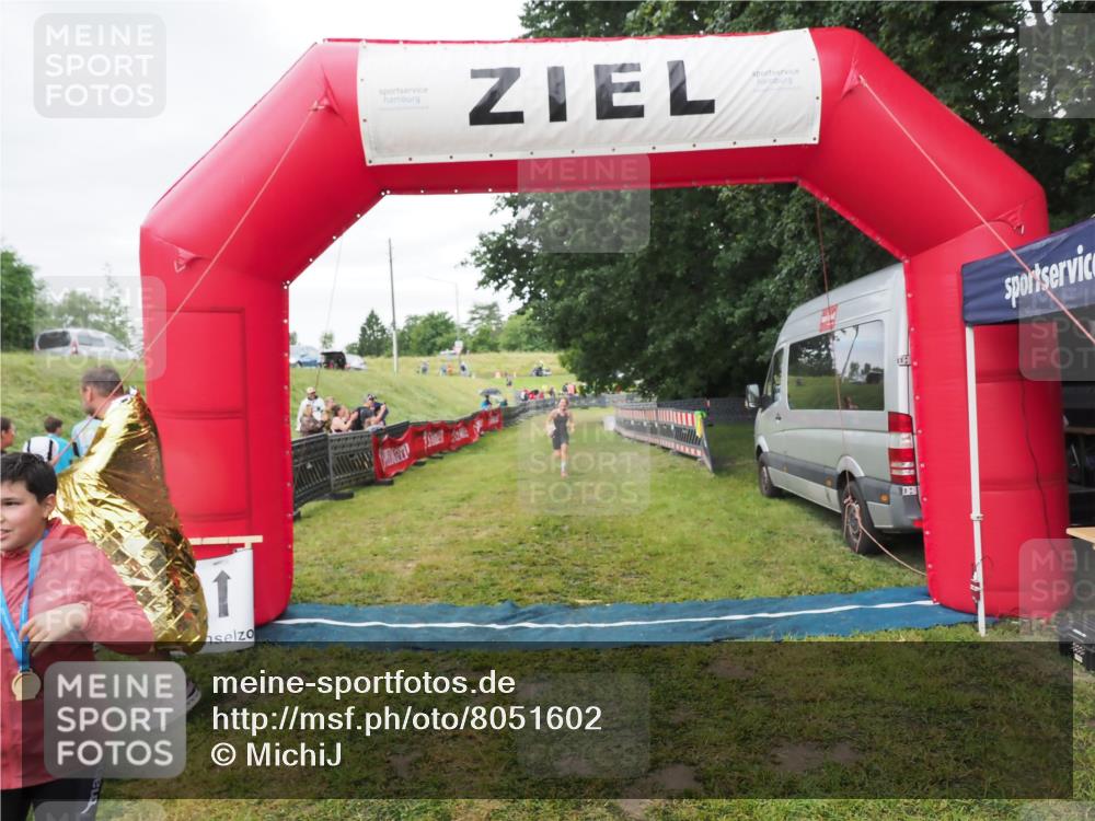 21.06.2025 - 27. Vierlanden-Triathlon MichiJ http://msf.ph/oto/8051602 15.06.2026 15:30:39 Ziel 1319 meine-sportfotos.de