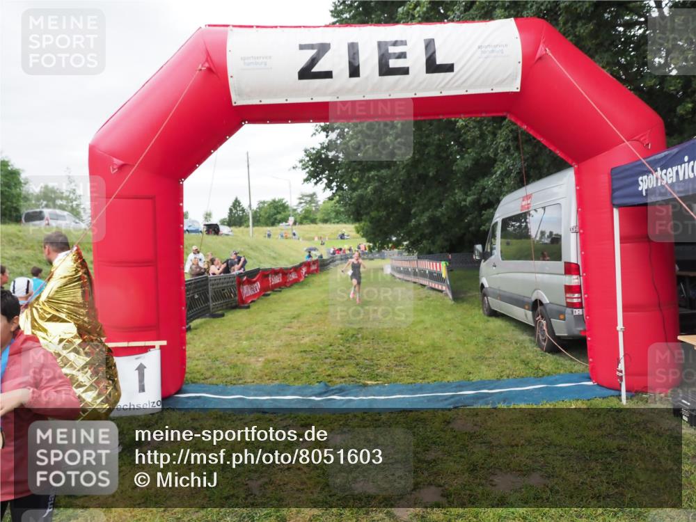 21.06.2025 - 27. Vierlanden-Triathlon MichiJ http://msf.ph/oto/8051603 15.06.2026 15:30:39 Ziel 1319 meine-sportfotos.de