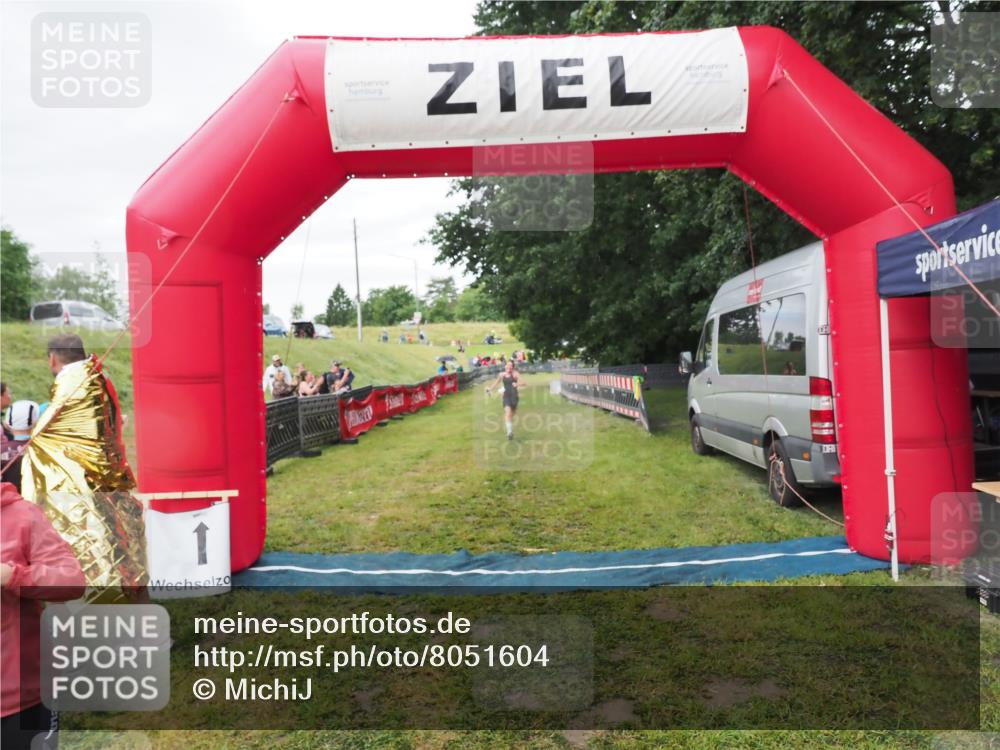 21.06.2025 - 27. Vierlanden-Triathlon MichiJ http://msf.ph/oto/8051604 15.06.2026 15:30:39 Ziel 1319 meine-sportfotos.de