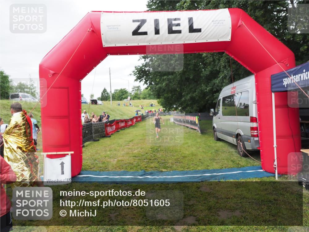 21.06.2025 - 27. Vierlanden-Triathlon MichiJ http://msf.ph/oto/8051605 15.06.2026 15:30:39 Ziel 1319 meine-sportfotos.de