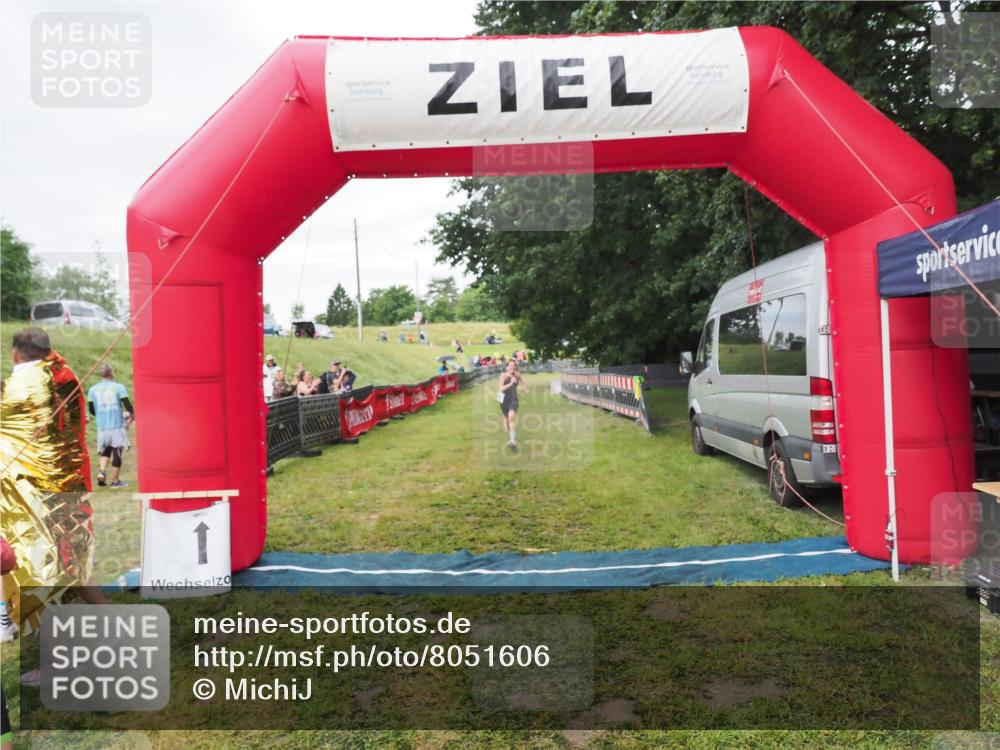 21.06.2025 - 27. Vierlanden-Triathlon MichiJ http://msf.ph/oto/8051606 15.06.2026 15:30:40 Ziel 1319 meine-sportfotos.de