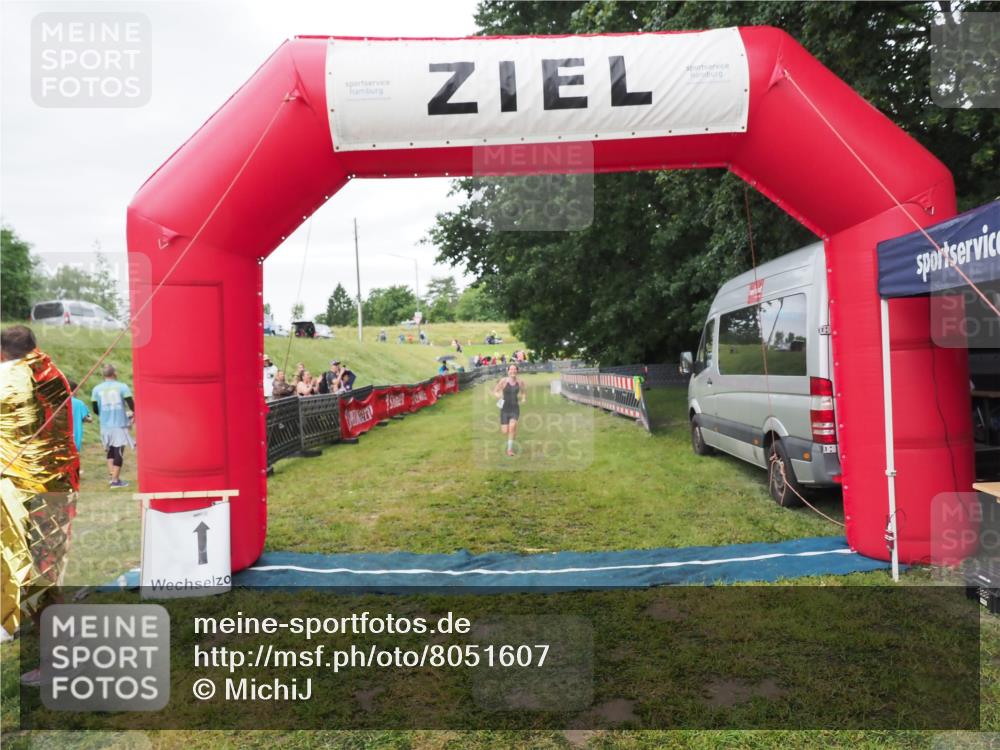 21.06.2025 - 27. Vierlanden-Triathlon MichiJ http://msf.ph/oto/8051607 15.06.2026 15:30:40 Ziel 1319 meine-sportfotos.de