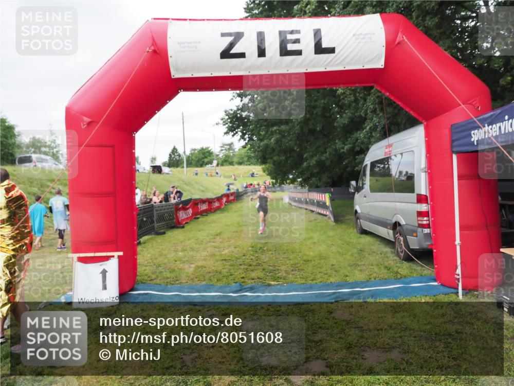 21.06.2025 - 27. Vierlanden-Triathlon MichiJ http://msf.ph/oto/8051608 15.06.2026 15:30:40 Ziel 1319 meine-sportfotos.de