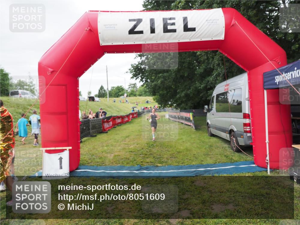 21.06.2025 - 27. Vierlanden-Triathlon MichiJ http://msf.ph/oto/8051609 15.06.2026 15:30:40 Ziel 1319 meine-sportfotos.de