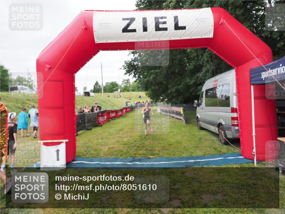 21.06.2025 - 27. Vierlanden-Triathlon MichiJ http://msf.ph/oto/8051610 15.06.2026 15:30:40 Ziel 1319 meine-sportfotos.de