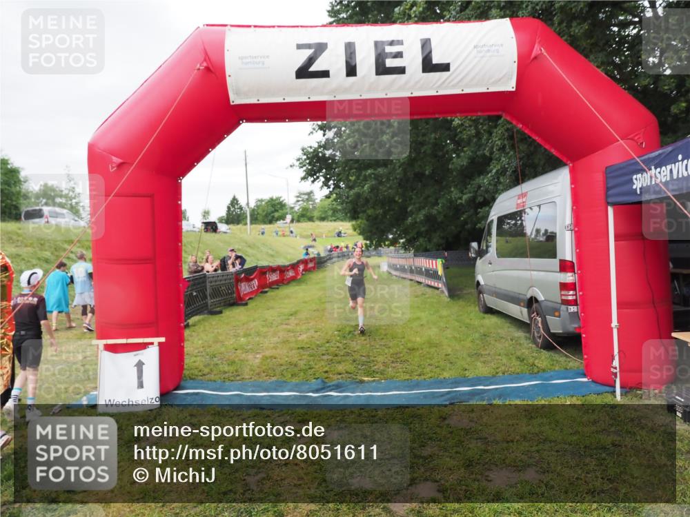 21.06.2025 - 27. Vierlanden-Triathlon MichiJ http://msf.ph/oto/8051611 15.06.2026 15:30:40 Ziel 1319 meine-sportfotos.de
