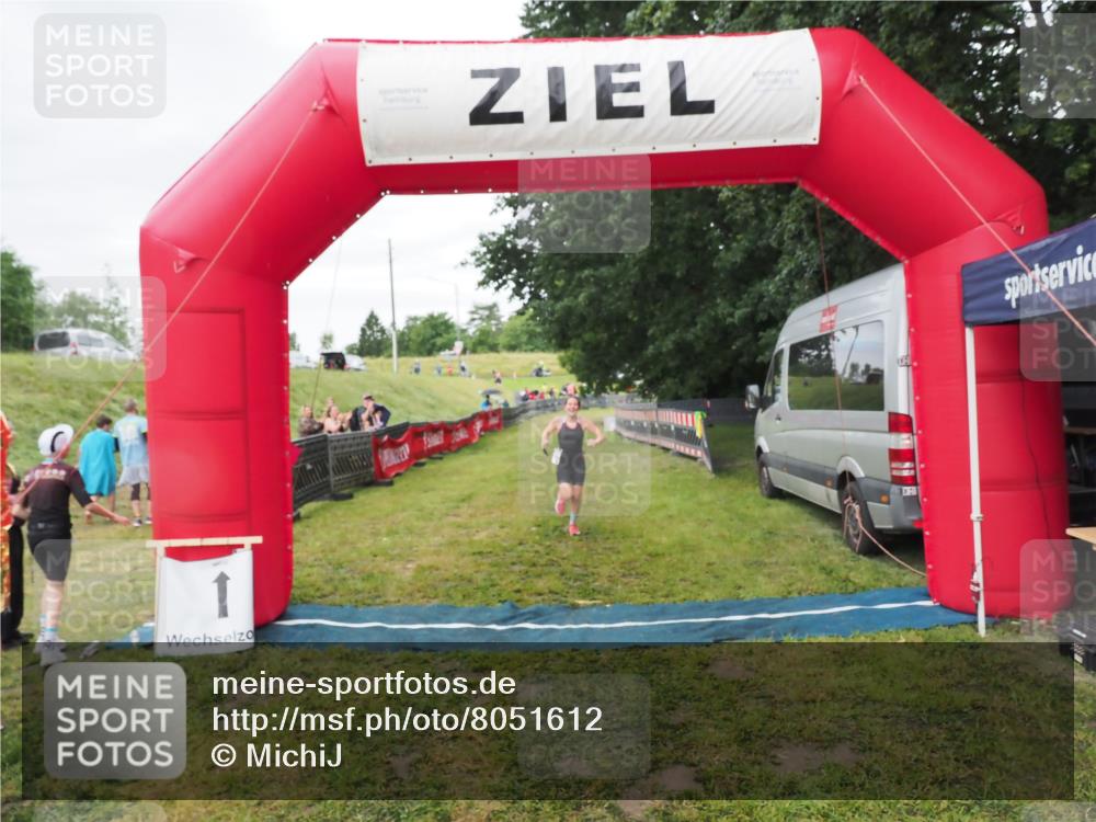 21.06.2025 - 27. Vierlanden-Triathlon MichiJ http://msf.ph/oto/8051612 15.06.2026 15:30:40 Ziel 1319 meine-sportfotos.de