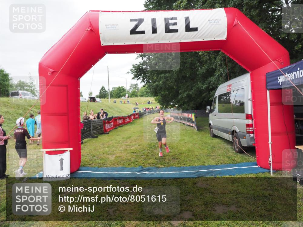 21.06.2025 - 27. Vierlanden-Triathlon MichiJ http://msf.ph/oto/8051615 15.06.2026 15:30:41 Ziel 1319 meine-sportfotos.de