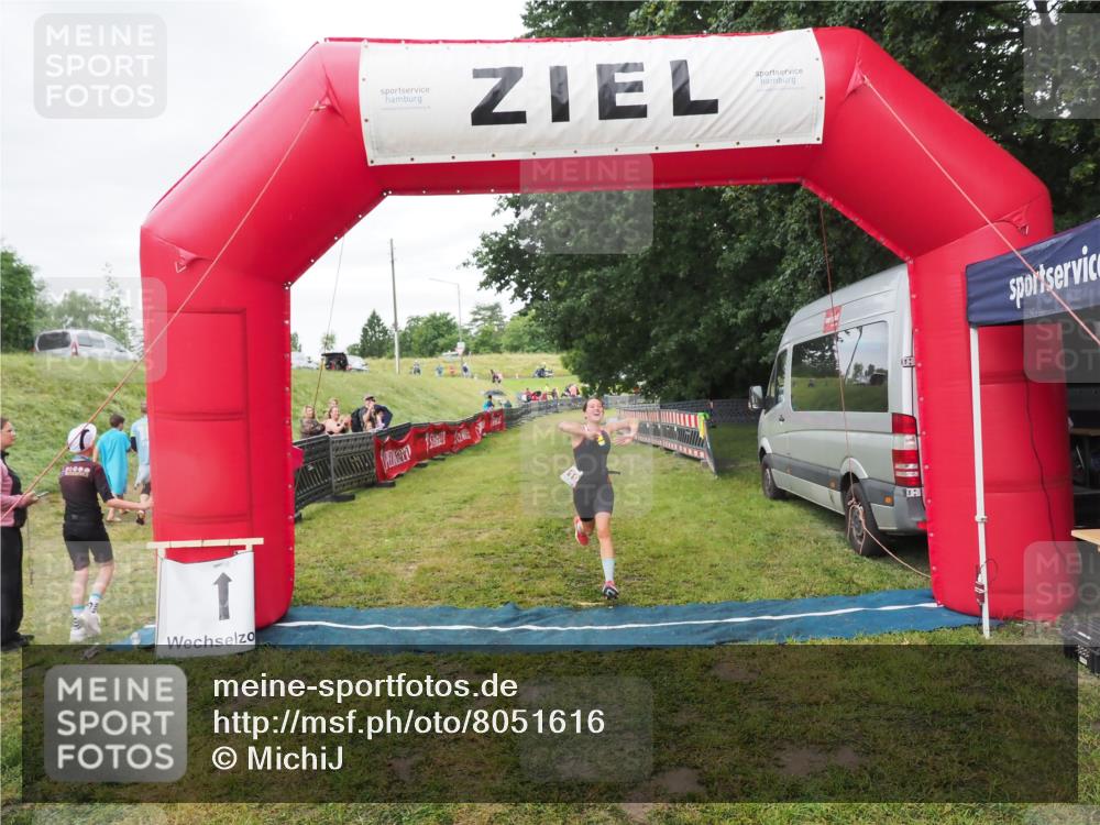 21.06.2025 - 27. Vierlanden-Triathlon MichiJ http://msf.ph/oto/8051616 15.06.2026 15:30:41 Ziel 1319 meine-sportfotos.de