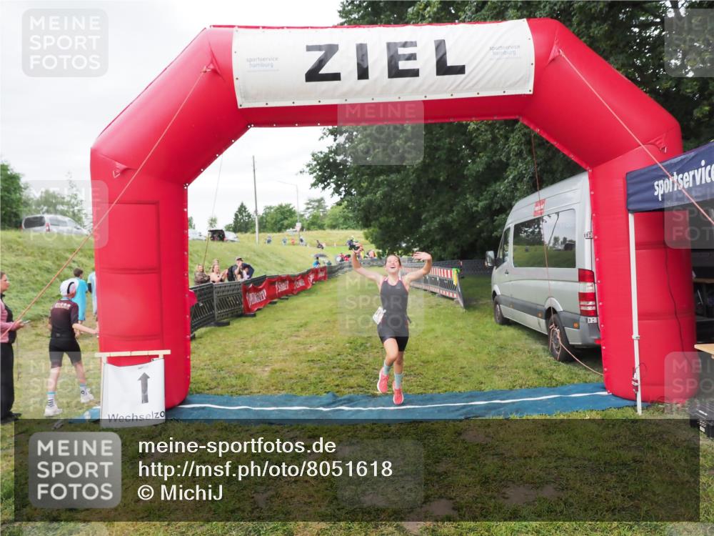 21.06.2025 - 27. Vierlanden-Triathlon MichiJ http://msf.ph/oto/8051618 15.06.2026 15:30:41 Ziel 1319 meine-sportfotos.de