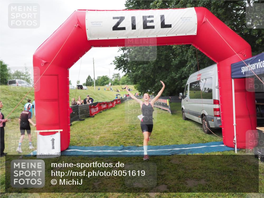 21.06.2025 - 27. Vierlanden-Triathlon MichiJ http://msf.ph/oto/8051619 15.06.2026 15:30:41 Ziel 1319 meine-sportfotos.de