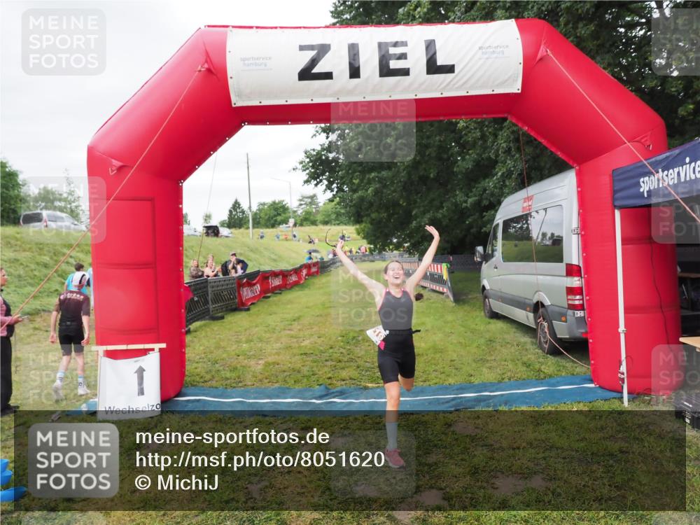 21.06.2025 - 27. Vierlanden-Triathlon MichiJ http://msf.ph/oto/8051620 15.06.2026 15:30:41 Ziel 1319 meine-sportfotos.de
