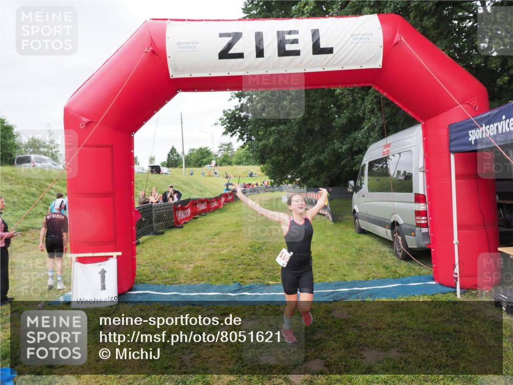 21.06.2025 - 27. Vierlanden-Triathlon MichiJ http://msf.ph/oto/8051621 15.06.2026 15:30:42 Ziel 1319 meine-sportfotos.de