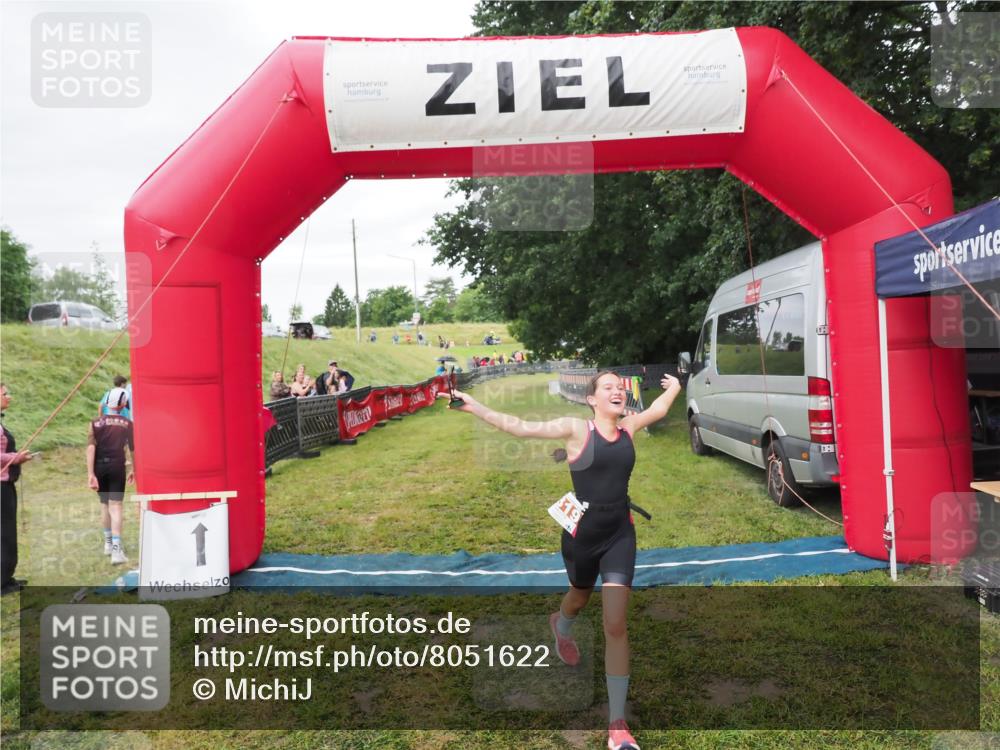 21.06.2025 - 27. Vierlanden-Triathlon MichiJ http://msf.ph/oto/8051622 15.06.2026 15:30:42 Ziel 1319 meine-sportfotos.de