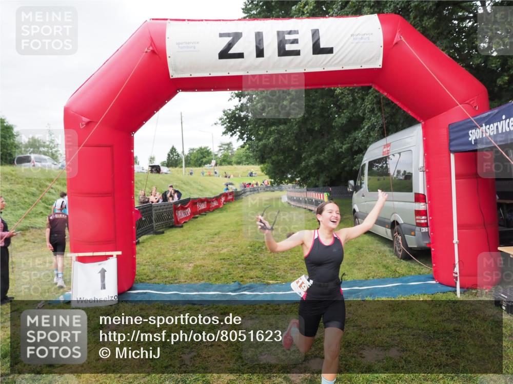 21.06.2025 - 27. Vierlanden-Triathlon MichiJ http://msf.ph/oto/8051623 15.06.2026 15:30:42 Ziel 1319 meine-sportfotos.de