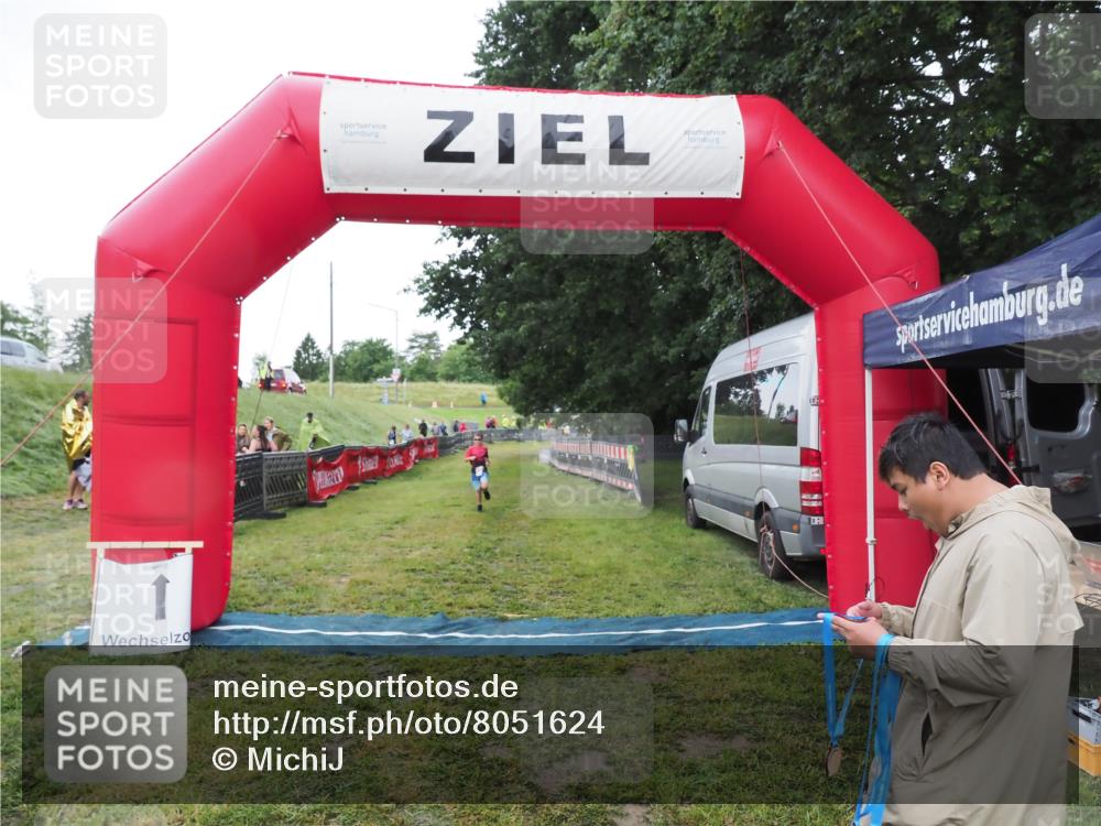 21.06.2025 - 27. Vierlanden-Triathlon MichiJ http://msf.ph/oto/8051624 15.06.2026 15:38:31 Ziel 1334 meine-sportfotos.de