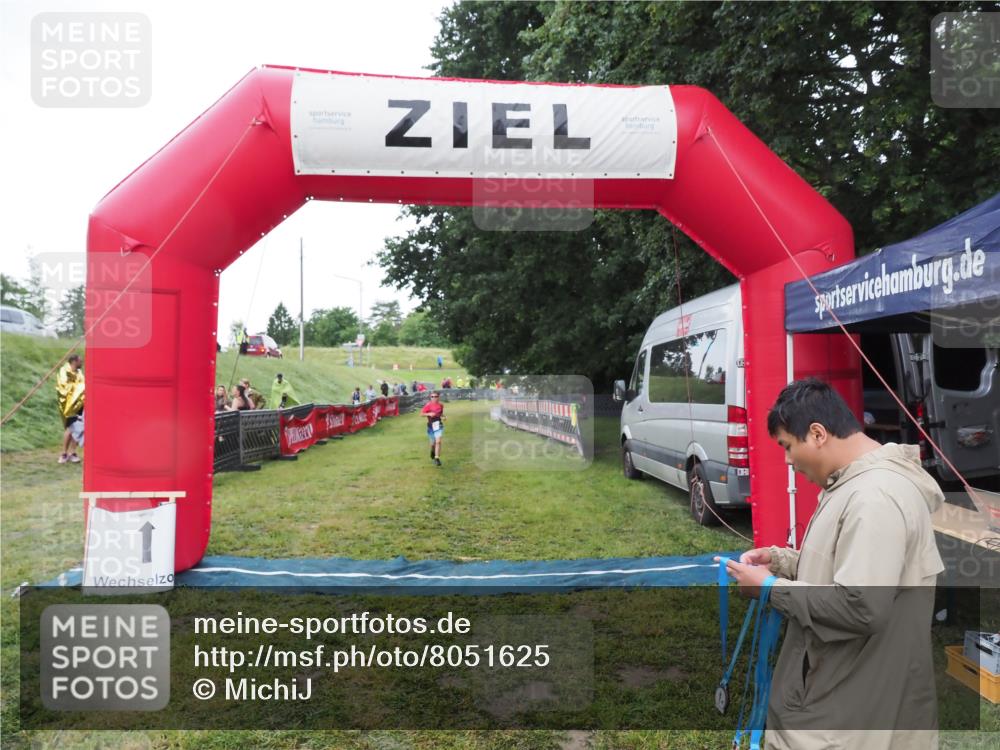 21.06.2025 - 27. Vierlanden-Triathlon MichiJ http://msf.ph/oto/8051625 15.06.2026 15:38:31 Ziel 1334 meine-sportfotos.de