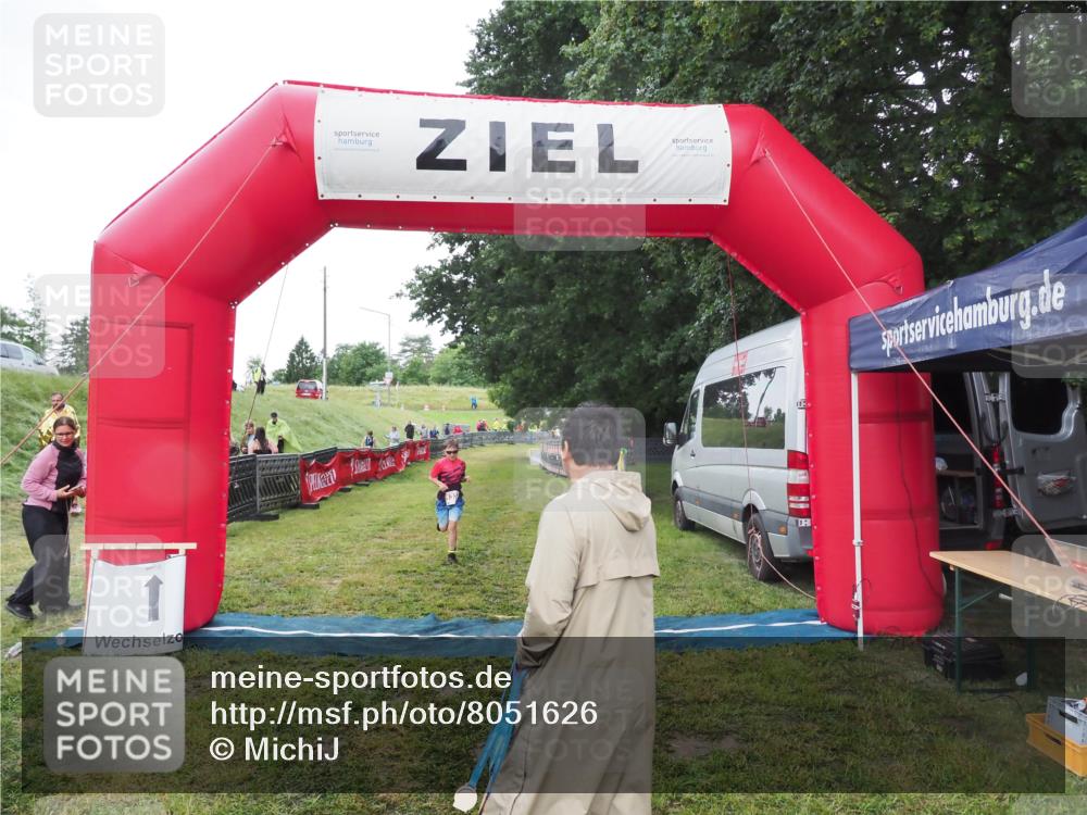 21.06.2025 - 27. Vierlanden-Triathlon MichiJ http://msf.ph/oto/8051626 15.06.2026 15:38:32 Ziel 1334 meine-sportfotos.de