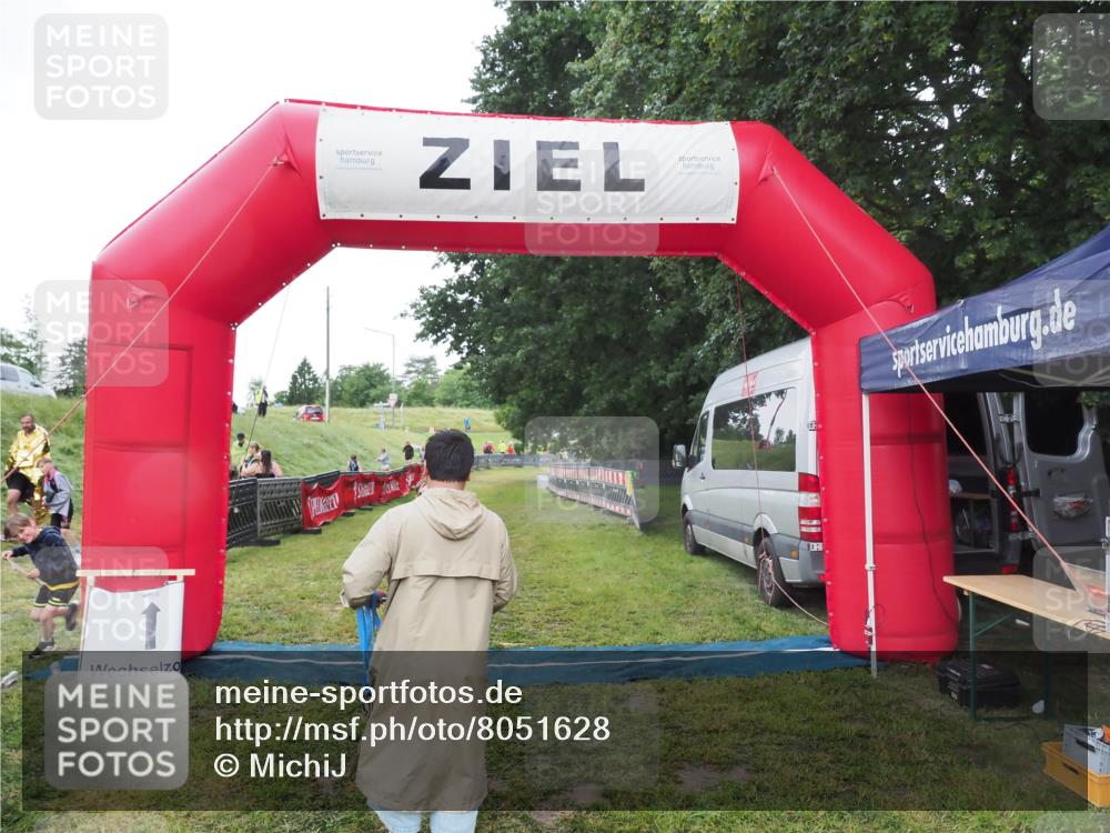 21.06.2025 - 27. Vierlanden-Triathlon MichiJ http://msf.ph/oto/8051628 15.06.2026 15:38:34 Ziel 1334 meine-sportfotos.de