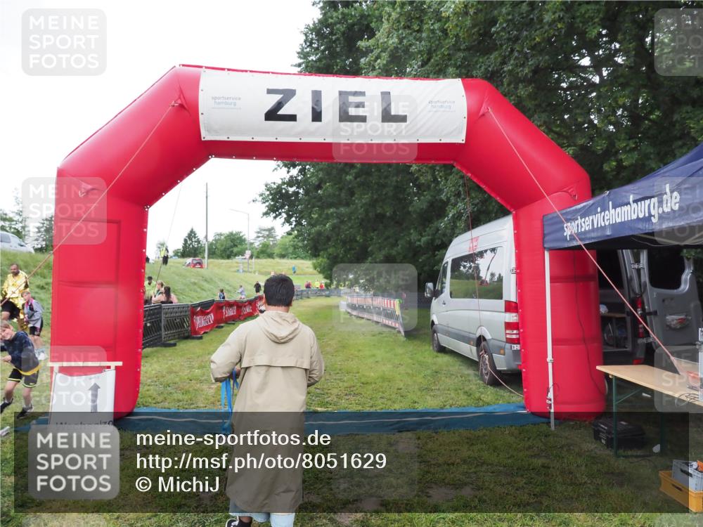 21.06.2025 - 27. Vierlanden-Triathlon MichiJ http://msf.ph/oto/8051629 15.06.2026 15:38:34 Ziel 1334 meine-sportfotos.de