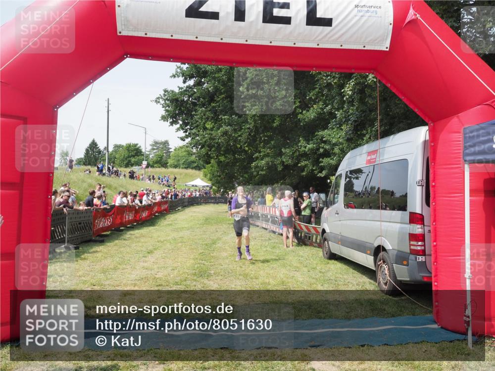 21.06.2025 - 27. Vierlanden-Triathlon KatJ http://msf.ph/oto/8051630 15.06.2025 11:39:27 Ziel 575 meine-sportfotos.de