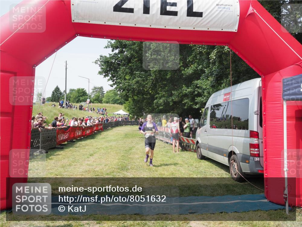21.06.2025 - 27. Vierlanden-Triathlon KatJ http://msf.ph/oto/8051632 15.06.2025 11:39:27 Ziel 575 meine-sportfotos.de