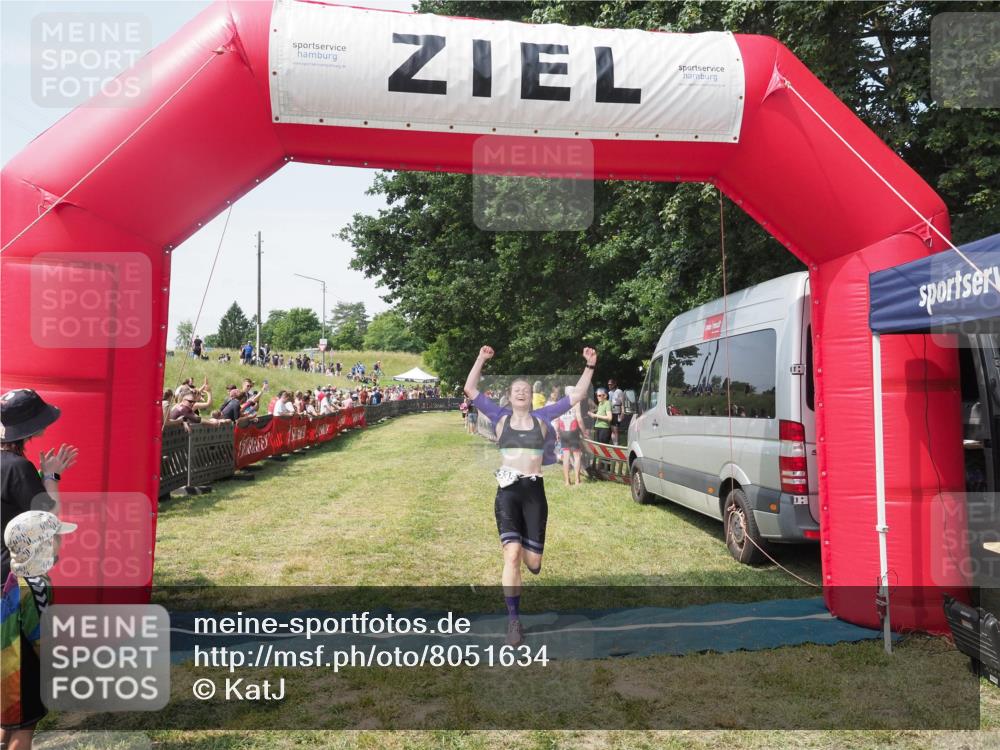 21.06.2025 - 27. Vierlanden-Triathlon KatJ http://msf.ph/oto/8051634 15.06.2025 11:39:28 Ziel 575 meine-sportfotos.de