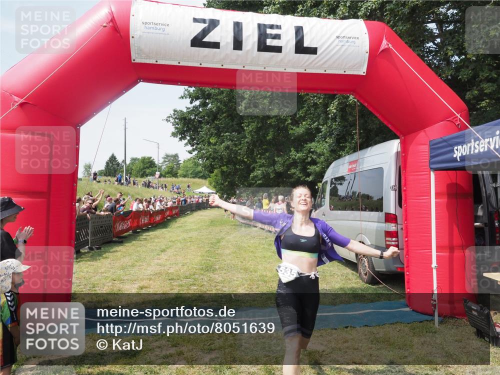 21.06.2025 - 27. Vierlanden-Triathlon KatJ http://msf.ph/oto/8051639 15.06.2025 11:39:29 Ziel 575 meine-sportfotos.de