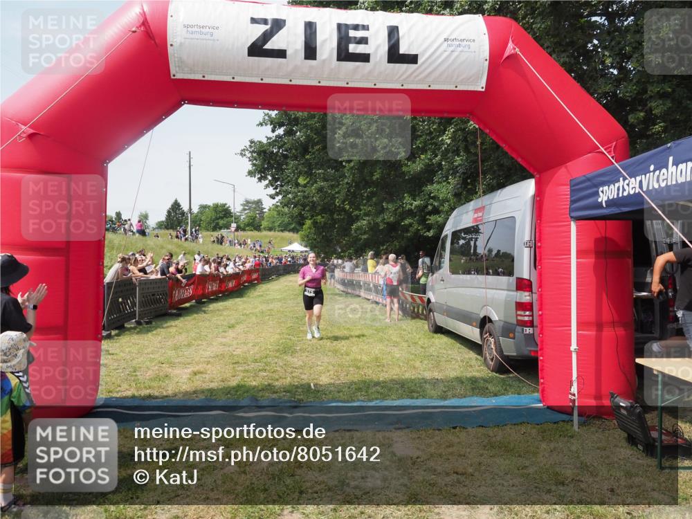 21.06.2025 - 27. Vierlanden-Triathlon KatJ http://msf.ph/oto/8051642 15.06.2025 11:39:36 Ziel  meine-sportfotos.de
