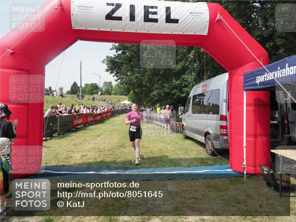 21.06.2025 - 27. Vierlanden-Triathlon KatJ http://msf.ph/oto/8051645 15.06.2025 11:39:37 Ziel  meine-sportfotos.de