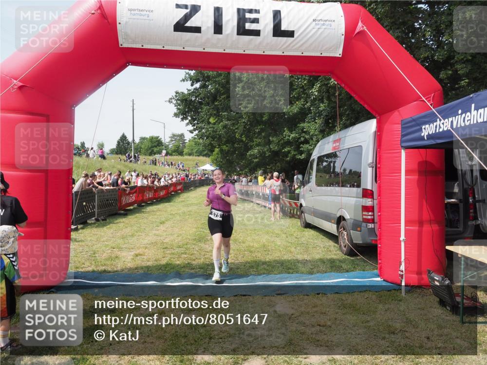 21.06.2025 - 27. Vierlanden-Triathlon KatJ http://msf.ph/oto/8051647 15.06.2025 11:39:37 Ziel  meine-sportfotos.de