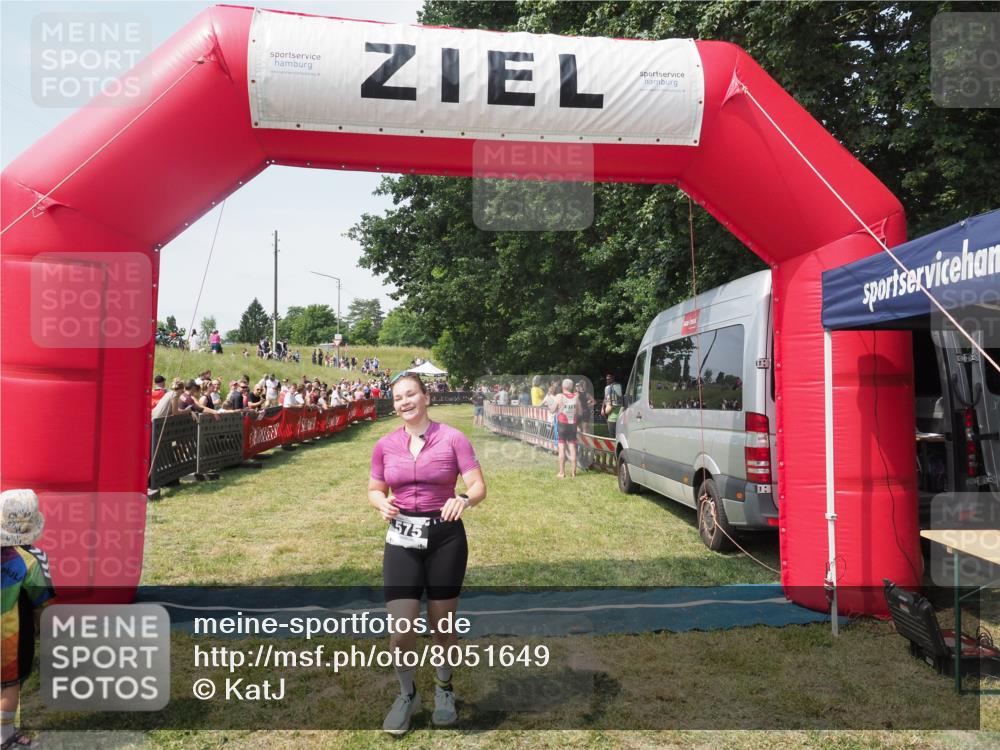 21.06.2025 - 27. Vierlanden-Triathlon KatJ http://msf.ph/oto/8051649 15.06.2025 11:39:38 Ziel  meine-sportfotos.de