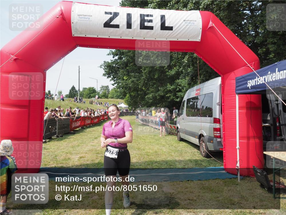 21.06.2025 - 27. Vierlanden-Triathlon KatJ http://msf.ph/oto/8051650 15.06.2025 11:39:38 Ziel  meine-sportfotos.de