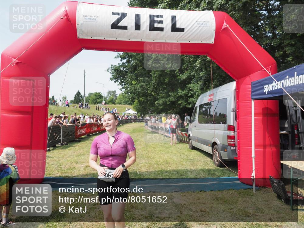 21.06.2025 - 27. Vierlanden-Triathlon KatJ http://msf.ph/oto/8051652 15.06.2025 11:39:39 Ziel  meine-sportfotos.de