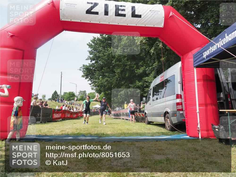 21.06.2025 - 27. Vierlanden-Triathlon KatJ http://msf.ph/oto/8051653 15.06.2025 11:40:15 Ziel 532, 557, 562 meine-sportfotos.de