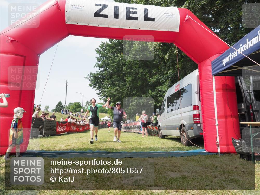 21.06.2025 - 27. Vierlanden-Triathlon KatJ http://msf.ph/oto/8051657 15.06.2025 11:40:16 Ziel 532, 562 meine-sportfotos.de