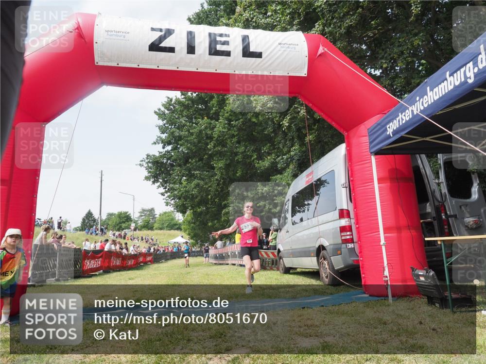 21.06.2025 - 27. Vierlanden-Triathlon KatJ http://msf.ph/oto/8051670 15.06.2025 11:40:23 Ziel 562 meine-sportfotos.de